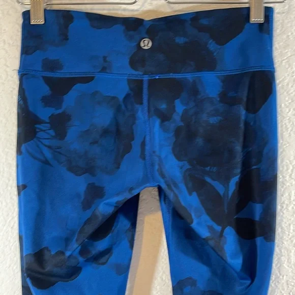 LULULEMON Athletica Blue Floral Wunder Under Crop
Leggings Size 4 - Picture 7 of 12